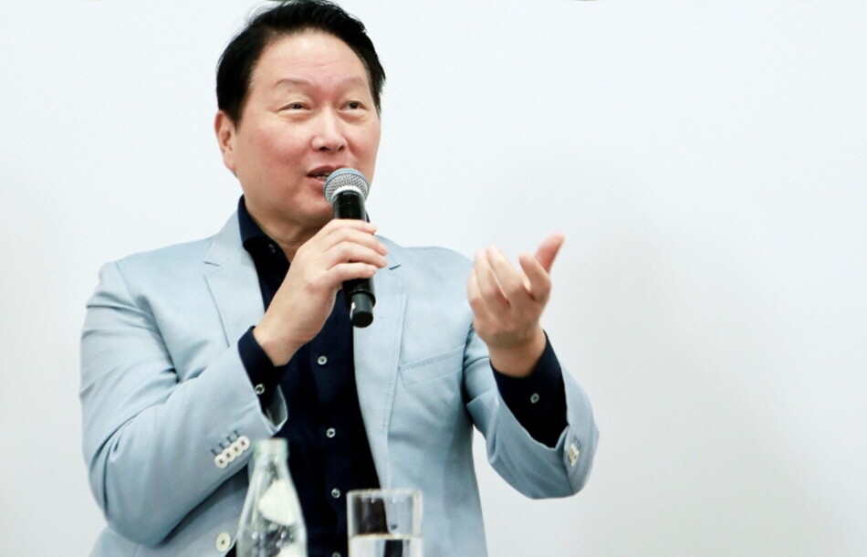 최태원 SK 회장, 김희영 이사장 악...