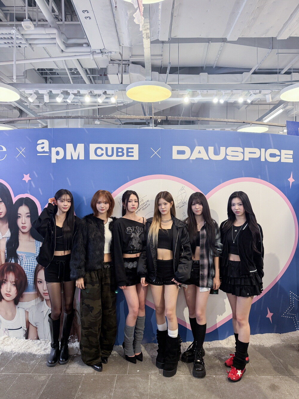 이프아이, 중국서 데뷔 첫 팬사인회로...